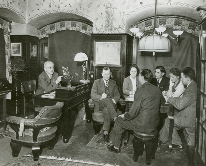 1935 - Julius Kiennast bei einer Schulung und Besprechung im Herrenzimmer